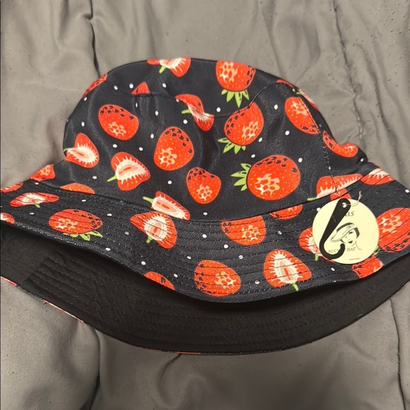 Strawberry Print reversible Bucket Hat - Picture 1 of 2